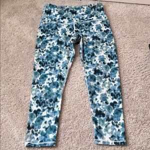 Old Navy women’s blue floral leggings, size small.